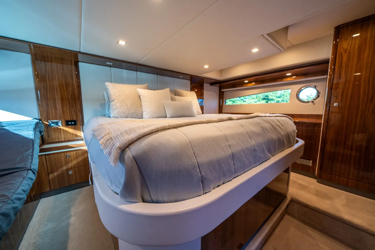 Thumbnail von Riviera 5400 Sport Yacht