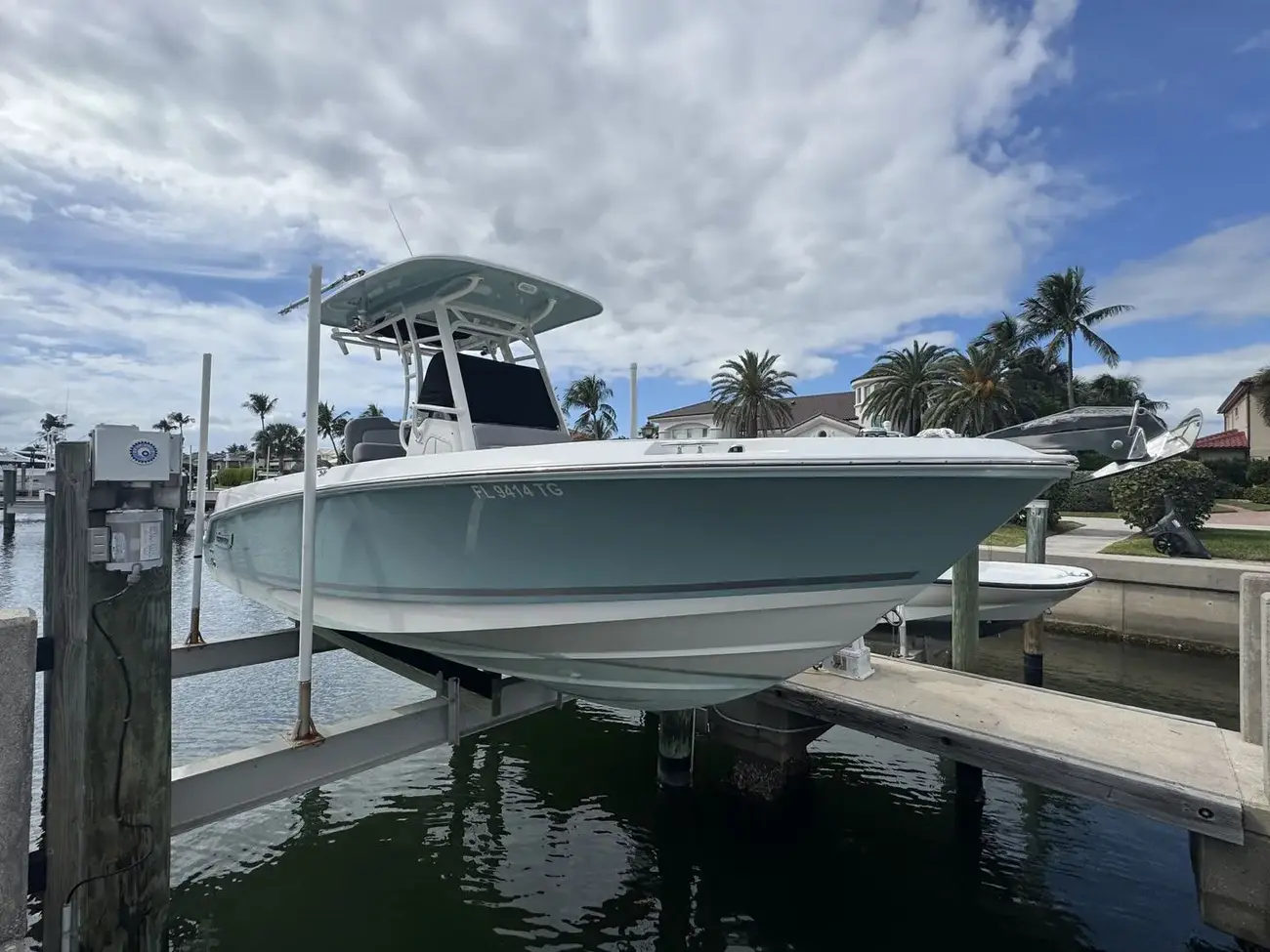 Boston Whaler 230 Outrage