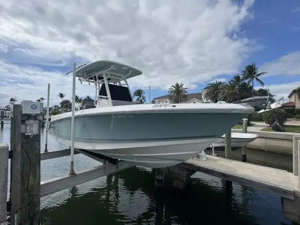 Boston Whaler 230 Outrage