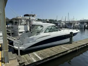 Thumbnail von Cruisers Yachts 390 Coupe Bail Out