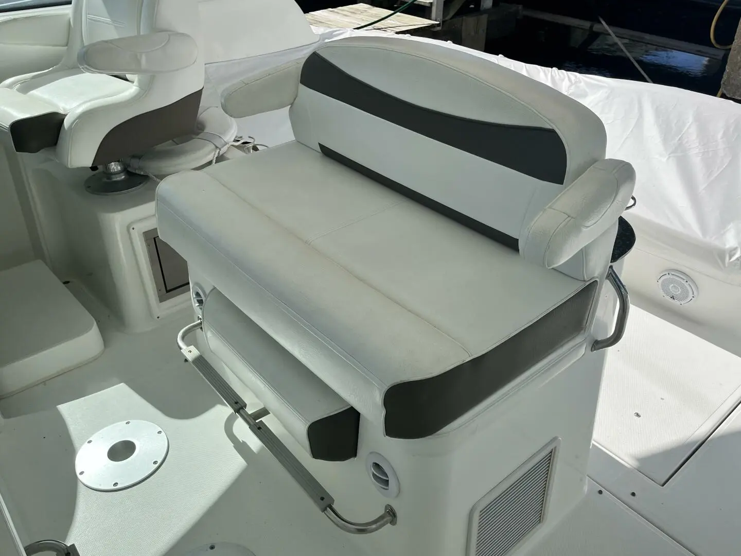 Thumbnail von Cruisers Yachts 390 Coupe Bail Out