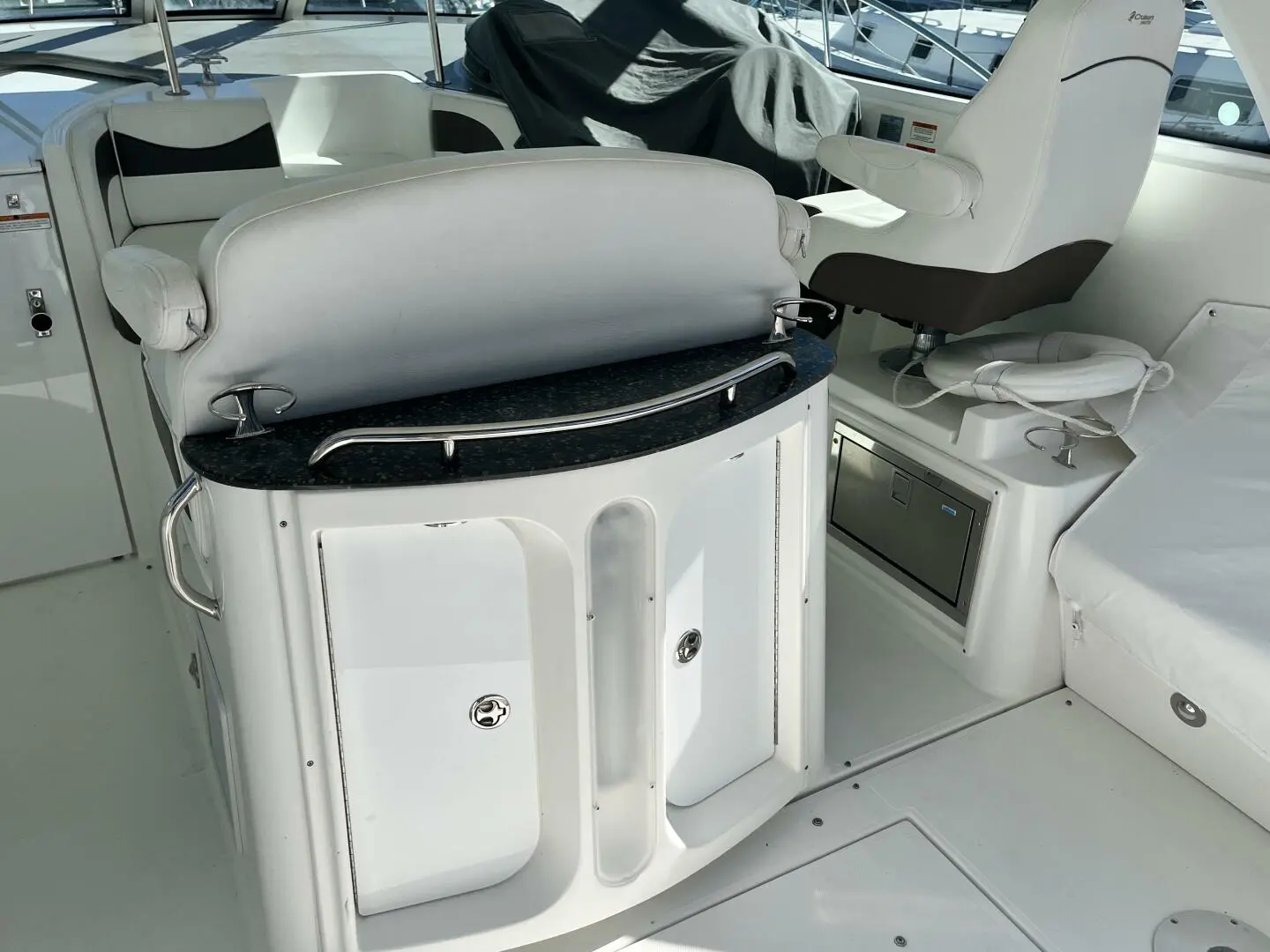 Thumbnail von Cruisers Yachts 390 Coupe Bail Out