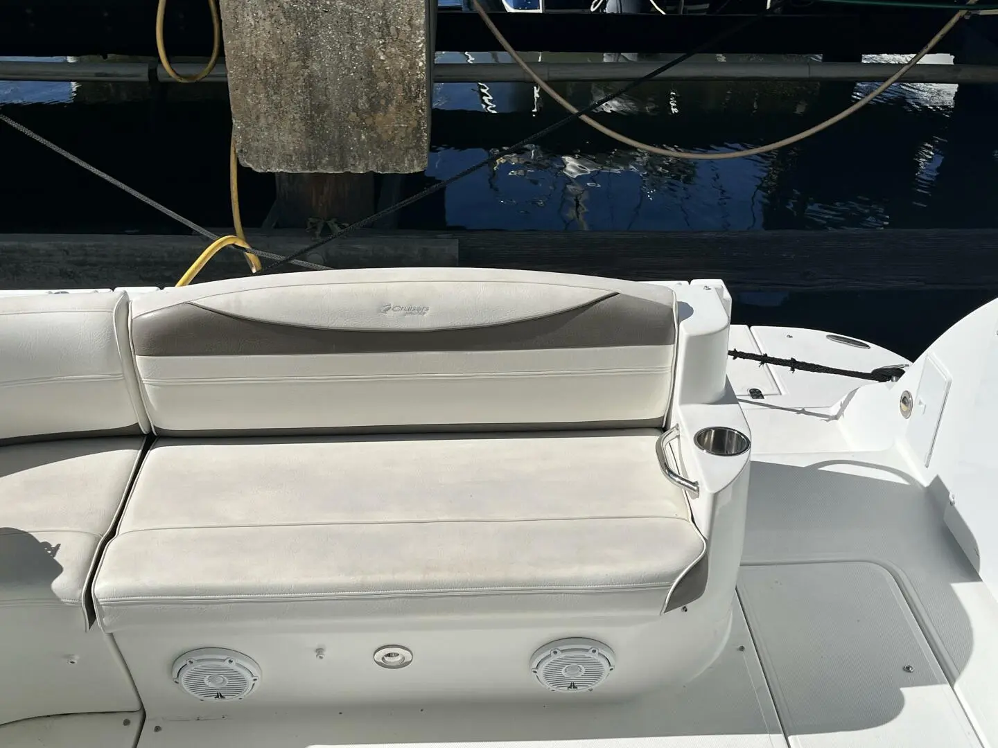 Thumbnail von Cruisers Yachts 390 Coupe Bail Out