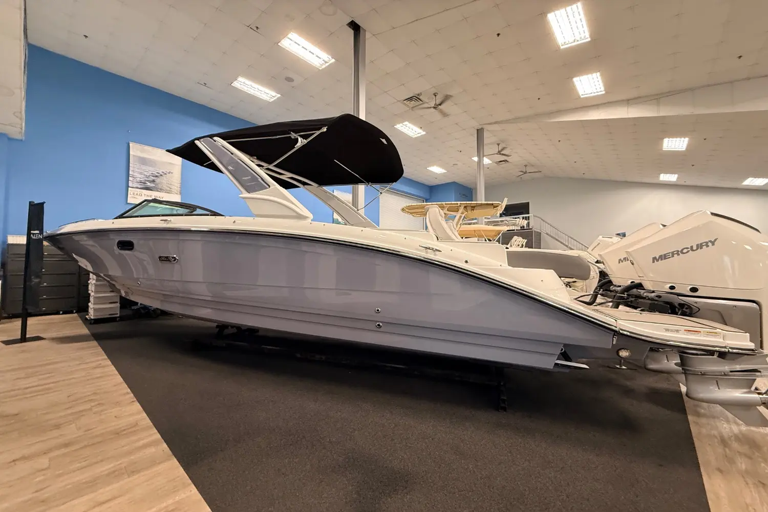 Sea Ray SDX 290 s motorem