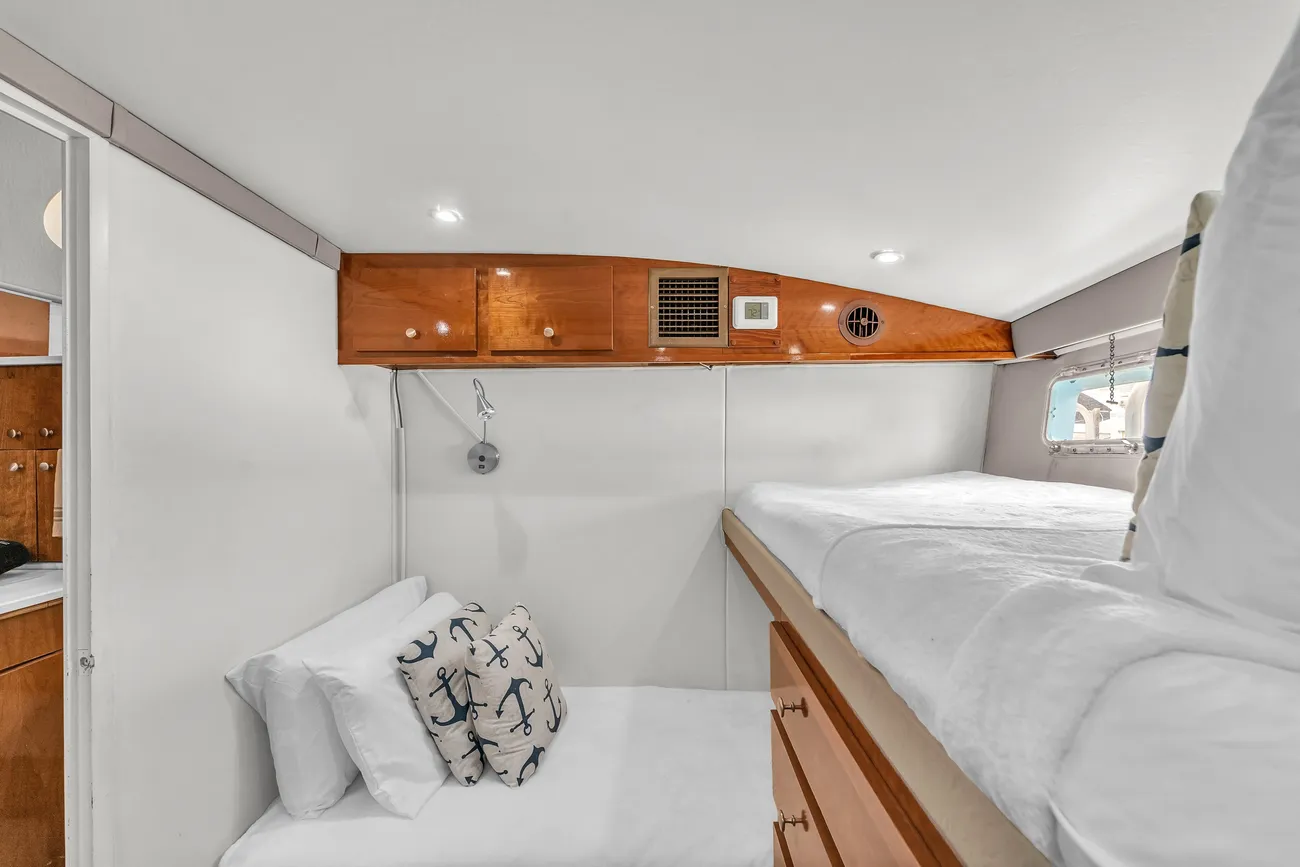 Thumbnail von Hatteras 42 Convertible