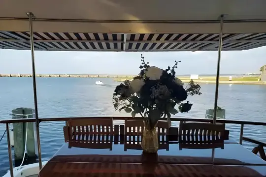 Hatteras 61 Cockpit Motor Yacht