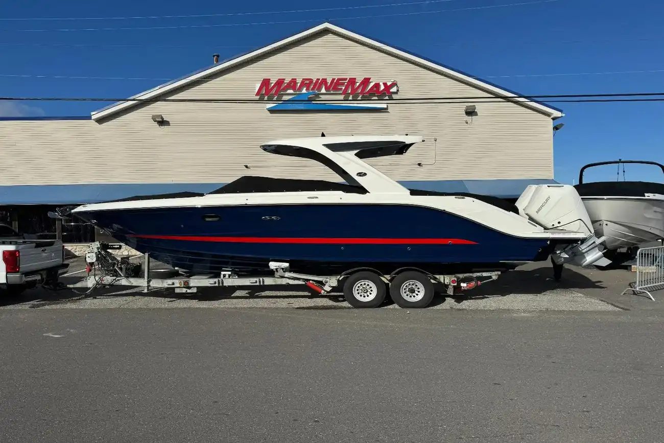 Sea Ray SLX 310 z silnikiem zewnętrznym