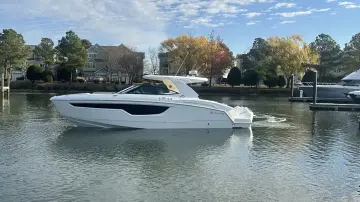 Thumbnail von Cruisers Yachts 38 GLS OB