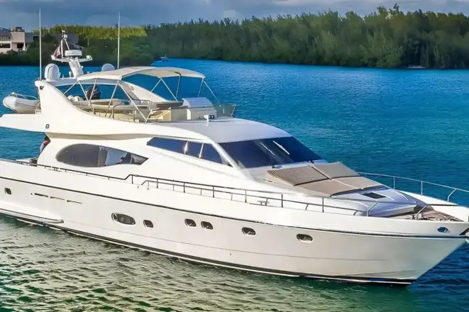 Ferretti Yachts 720