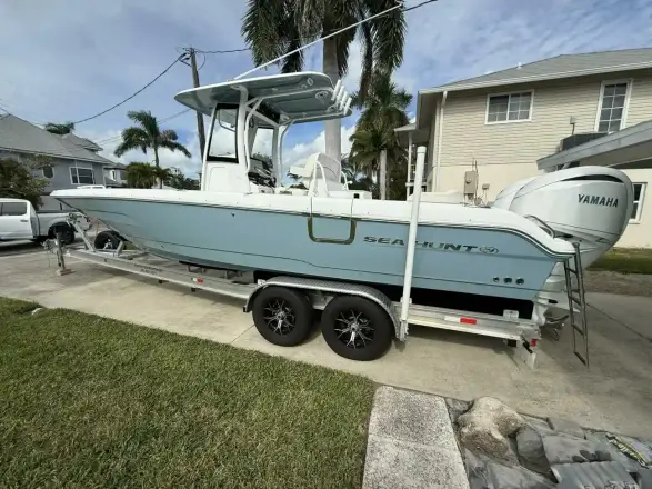 Sea Hunt Escape 28 Center Console