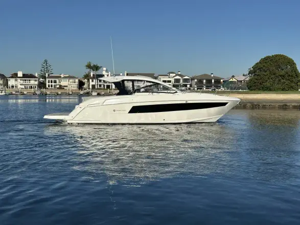 Cruisers Yachts 39 Express Coupe