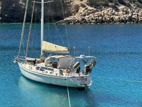 Tayana 48 Deck Saloon