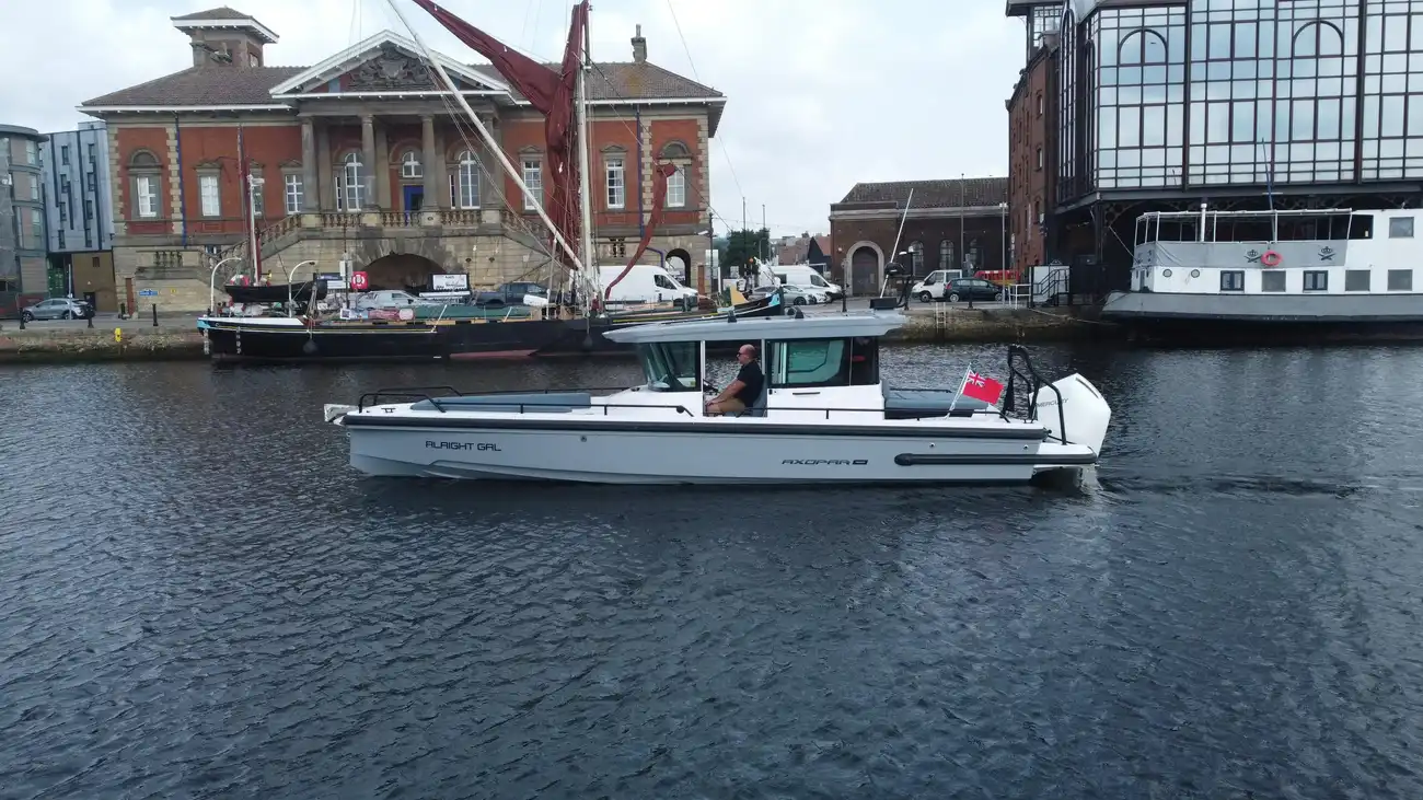 Axopar 28 Cabin BRABUS Lins