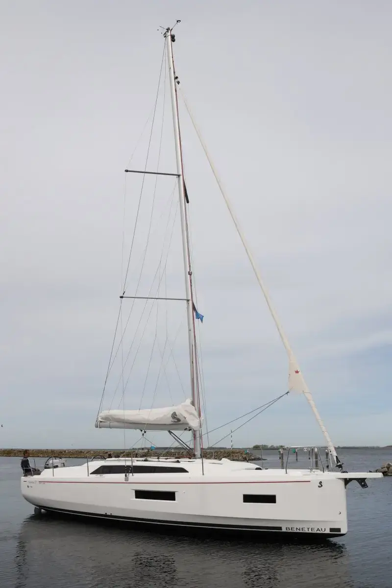 Thumbnail von Beneteau Oceanis 37.1