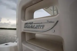 Thumbnail von Boston Whaler 330 Outrage
