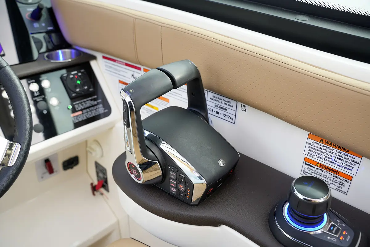 Thumbnail von Sea Ray Sundancer 320