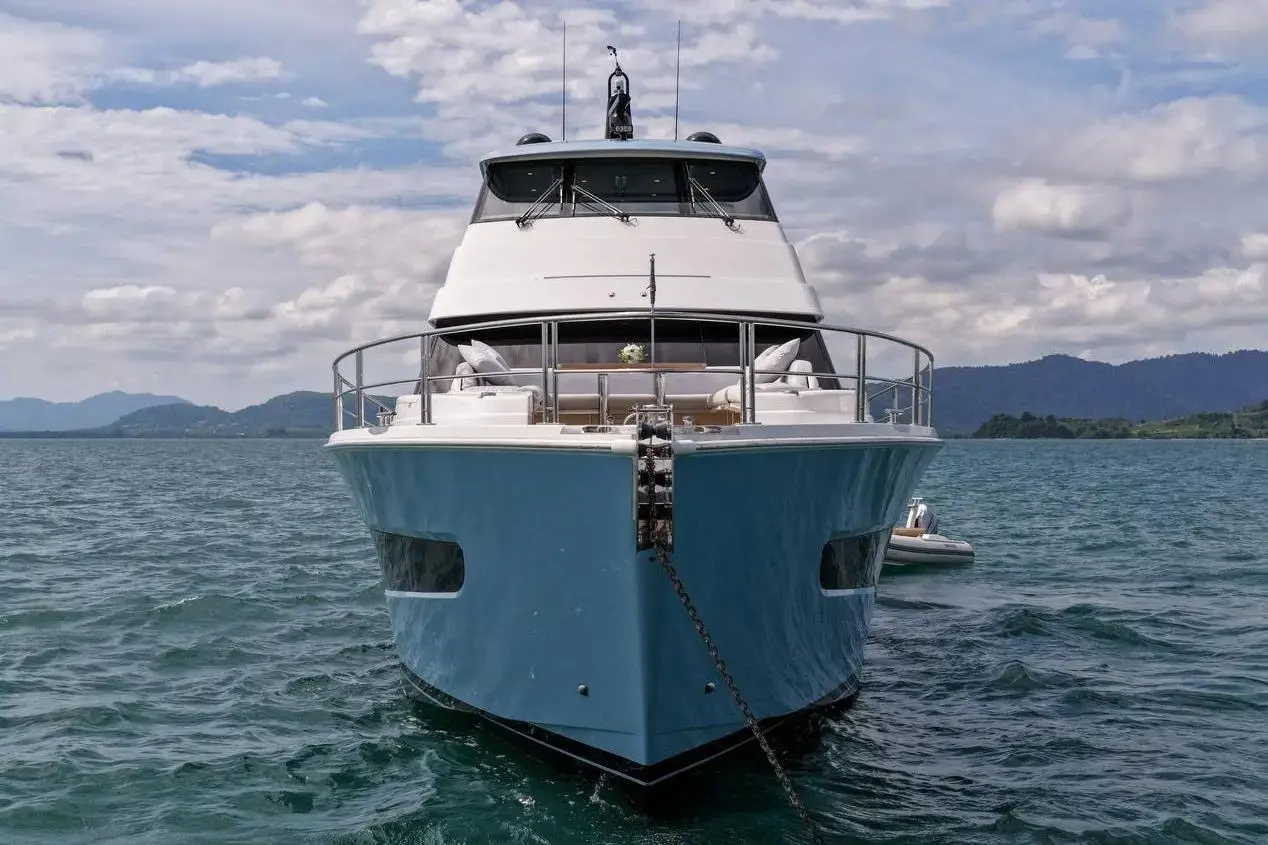 Thumbnail von Riviera 78 Enclosed Bridge