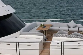 Thumbnail von Riviera 78 Enclosed Bridge