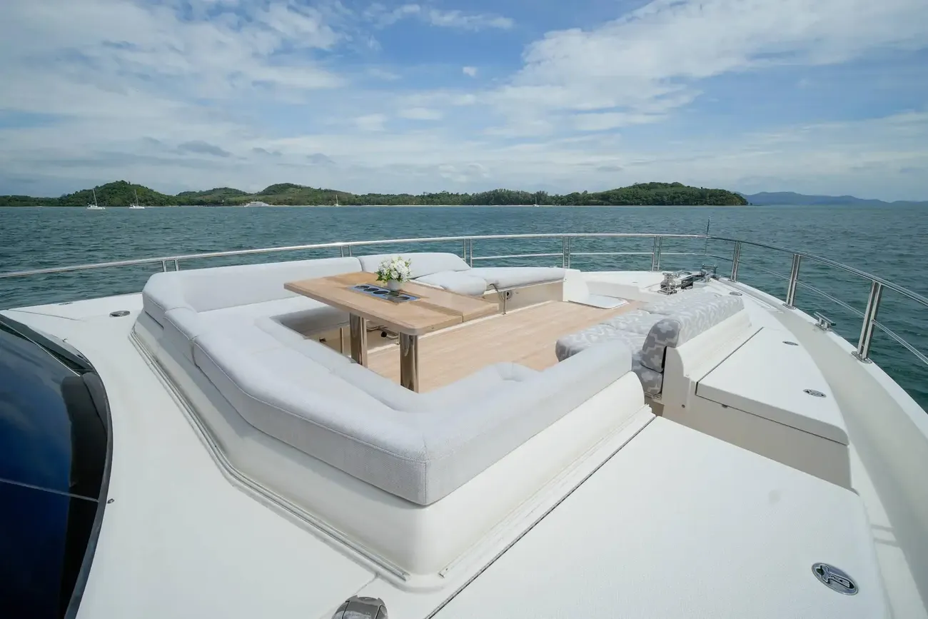 Thumbnail von Riviera 78 Enclosed Bridge