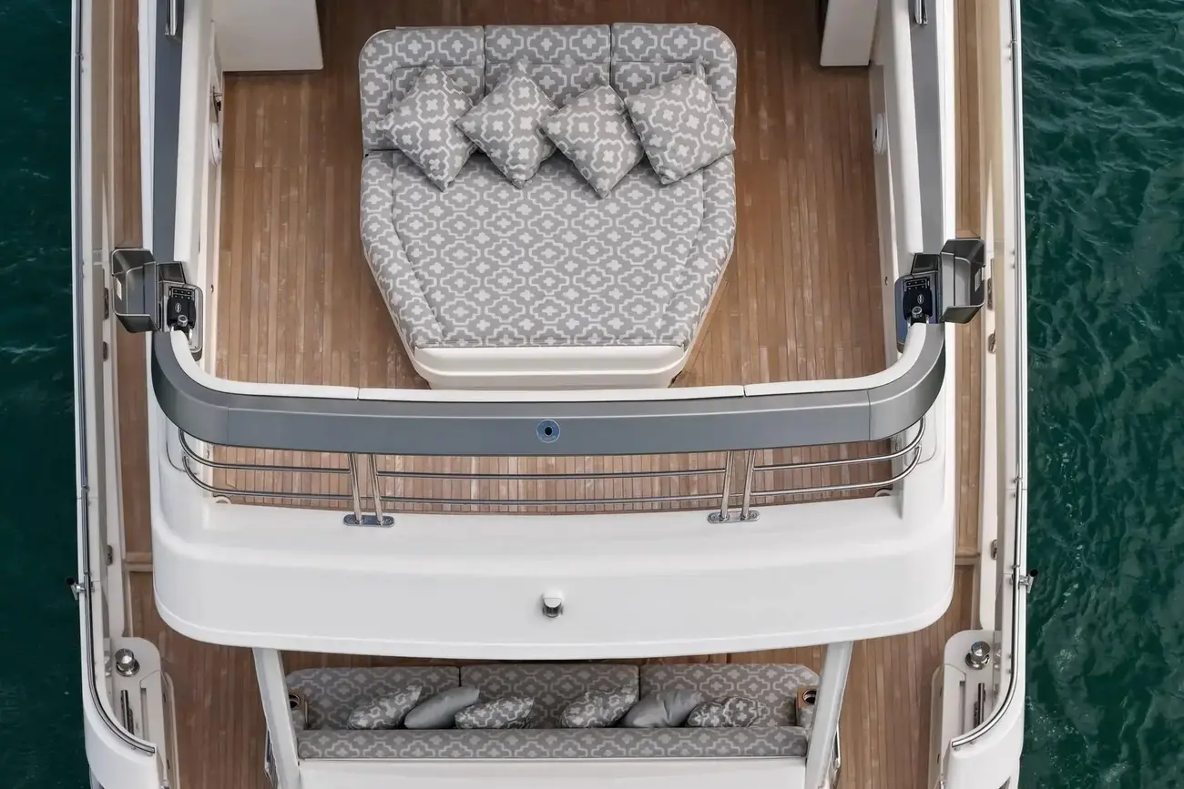 Thumbnail von Riviera 78 Enclosed Bridge