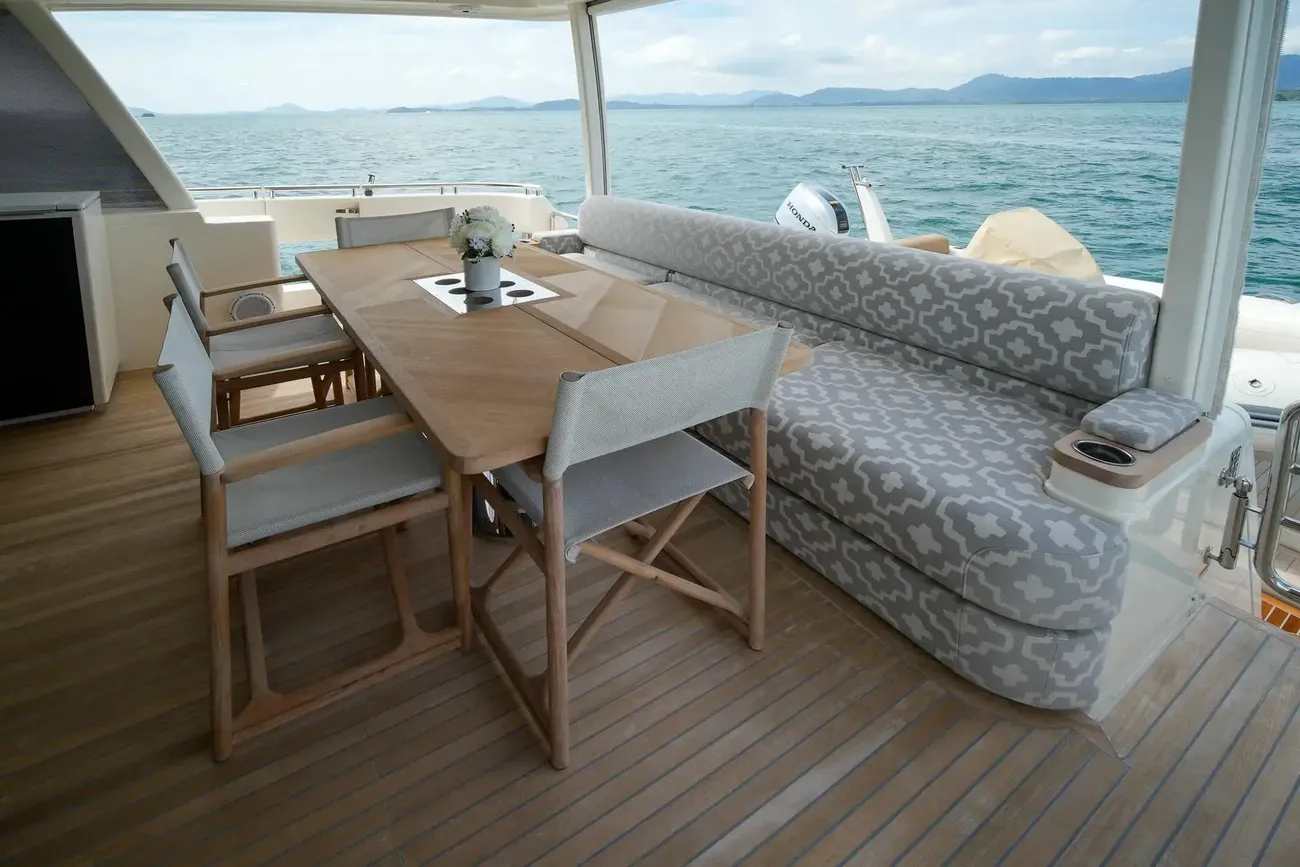 Thumbnail von Riviera 78 Enclosed Bridge