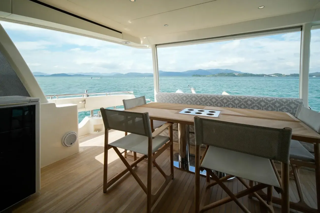 Thumbnail von Riviera 78 Enclosed Bridge