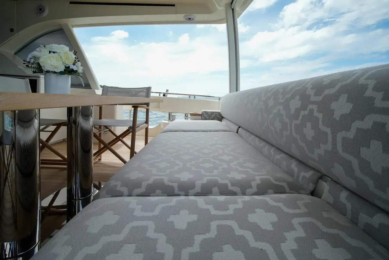 Thumbnail von Riviera 78 Enclosed Bridge