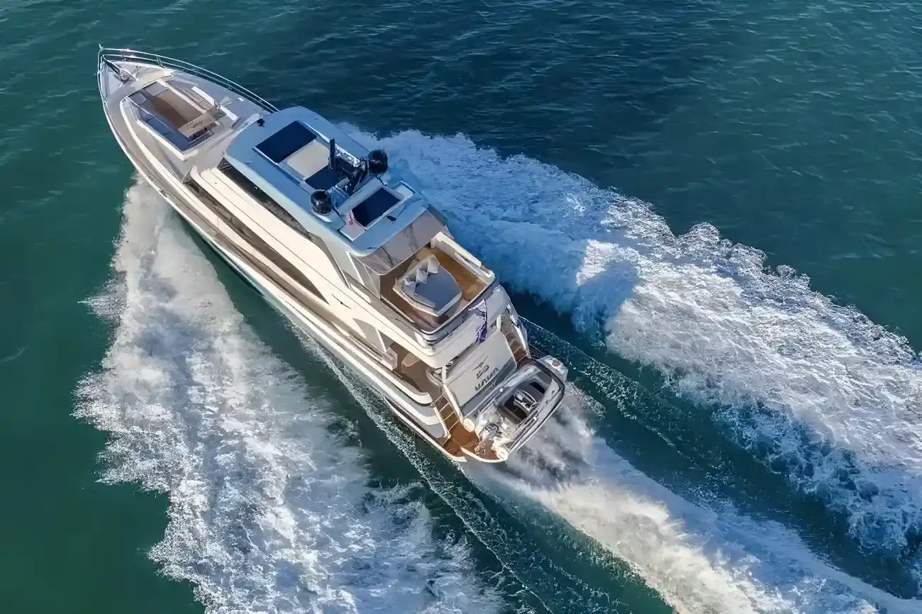 Thumbnail von Riviera 78 Enclosed Bridge