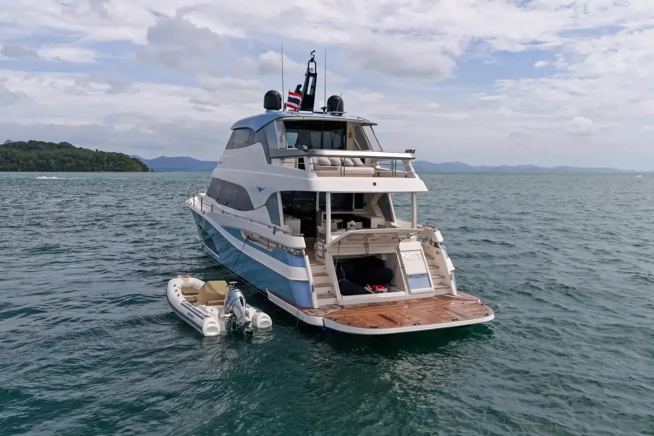 Thumbnail von Riviera 78 Enclosed Bridge