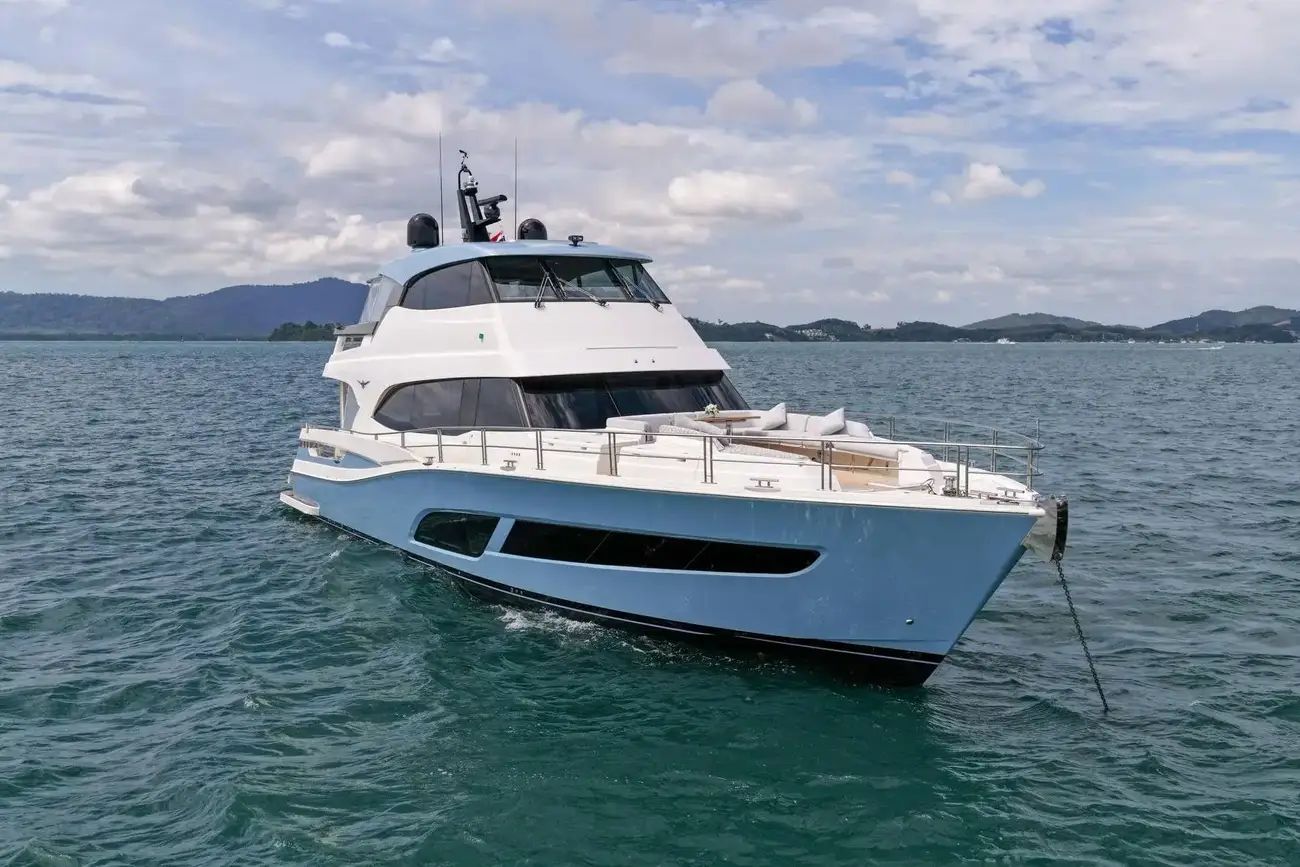 Thumbnail von Riviera 78 Enclosed Bridge