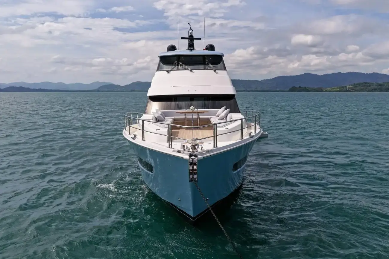 Thumbnail von Riviera 78 Enclosed Bridge