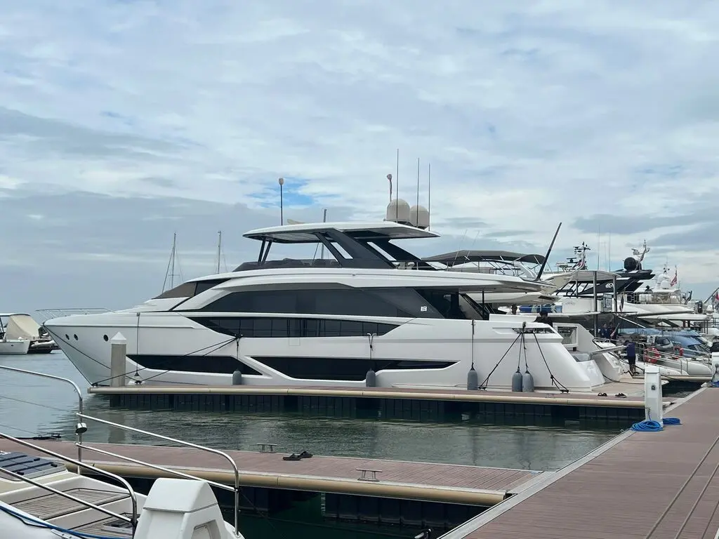 Ferretti Yachts 860