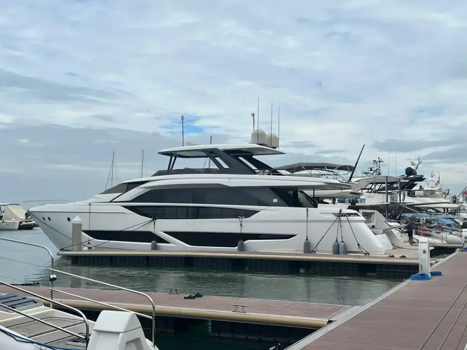 Ferretti Yachts 860