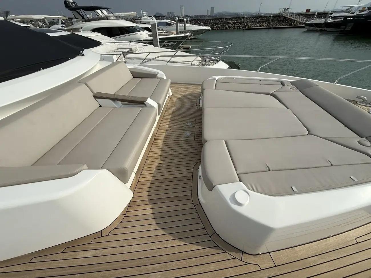 Thumbnail von Ferretti Yachts 860