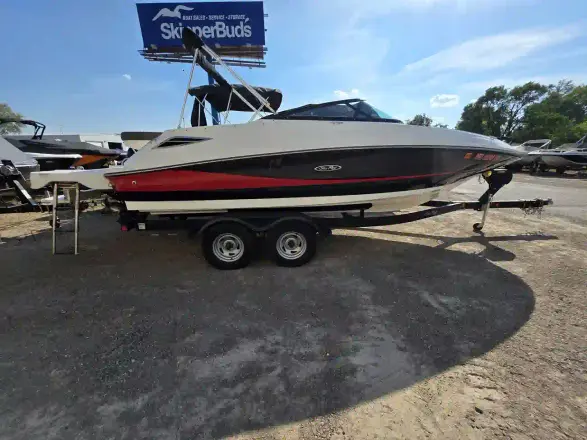 Sea Ray SDX 220