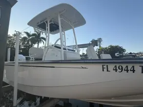 Thumbnail von Boston Whaler 210 Montauk