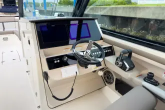 Thumbnail von Boston Whaler 330 Vantage