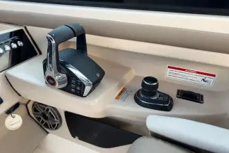 Thumbnail von Boston Whaler 330 Vantage