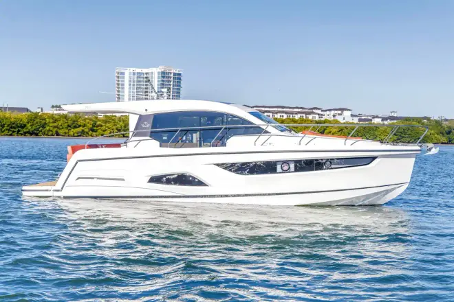 Sealine C390
