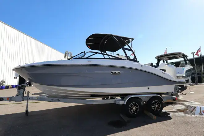 Sea Ray SPX 210 Outboard