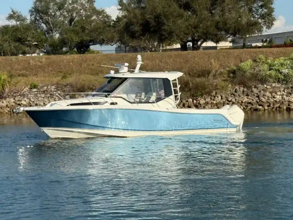 Boston Whaler 325 Conquest