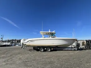 Thumbnail von Boston Whaler 380 Outrage