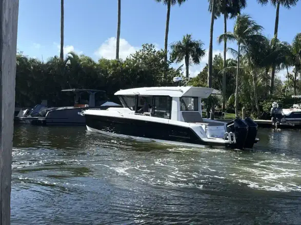 Cruisers Yachts 38 VTR EC