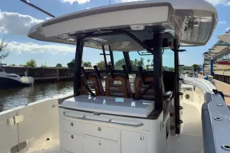 Thumbnail von Boston Whaler 380 Outrage