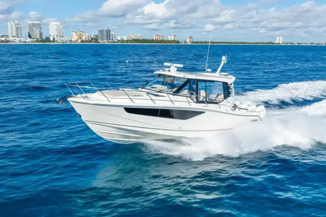 Boston Whaler 405 Conquest True Companion