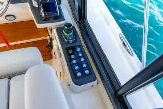 Thumbnail von Boston Whaler 405 Conquest True Companion