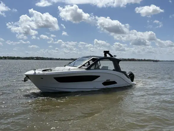 Sea Ray 370 Sundancer Outboard