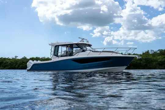 Boston Whaler 365 Conquest