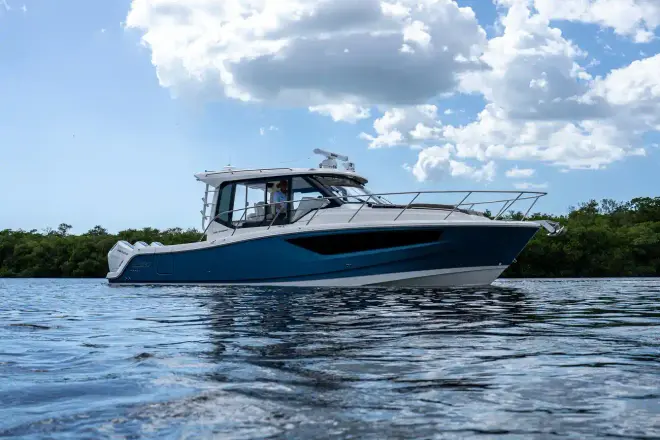 Boston Whaler 365 Conquest