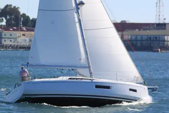 Thumbnail von Beneteau Oceanis 37.1